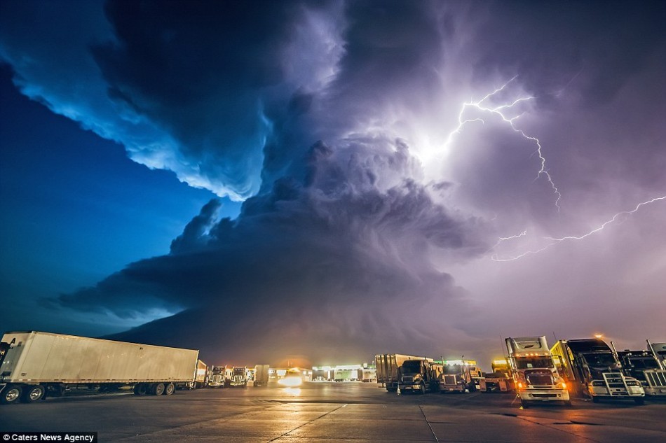 戶外LED顯示屏怎么應(yīng)對雷雨天氣？